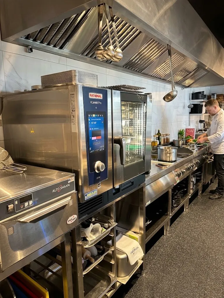 Professionele kooklijn met Rational combi-steamer, geïnstalleerd door Horé-Plaza