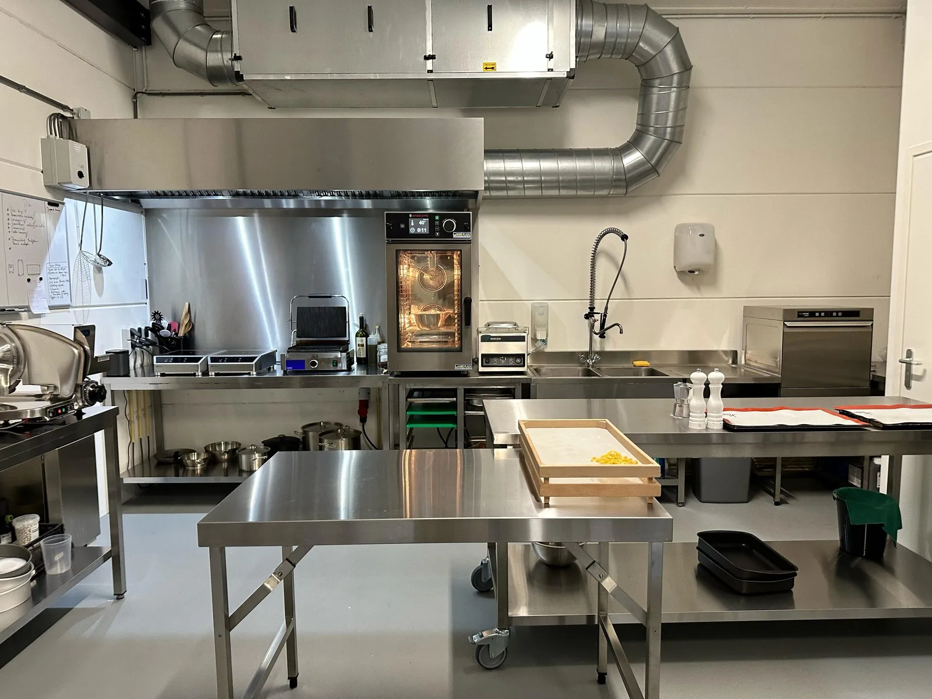 Professionele keuken bij Di Niente in Zoetermeer met combisteamer, inductiekookplaten en RVS-werkbanken