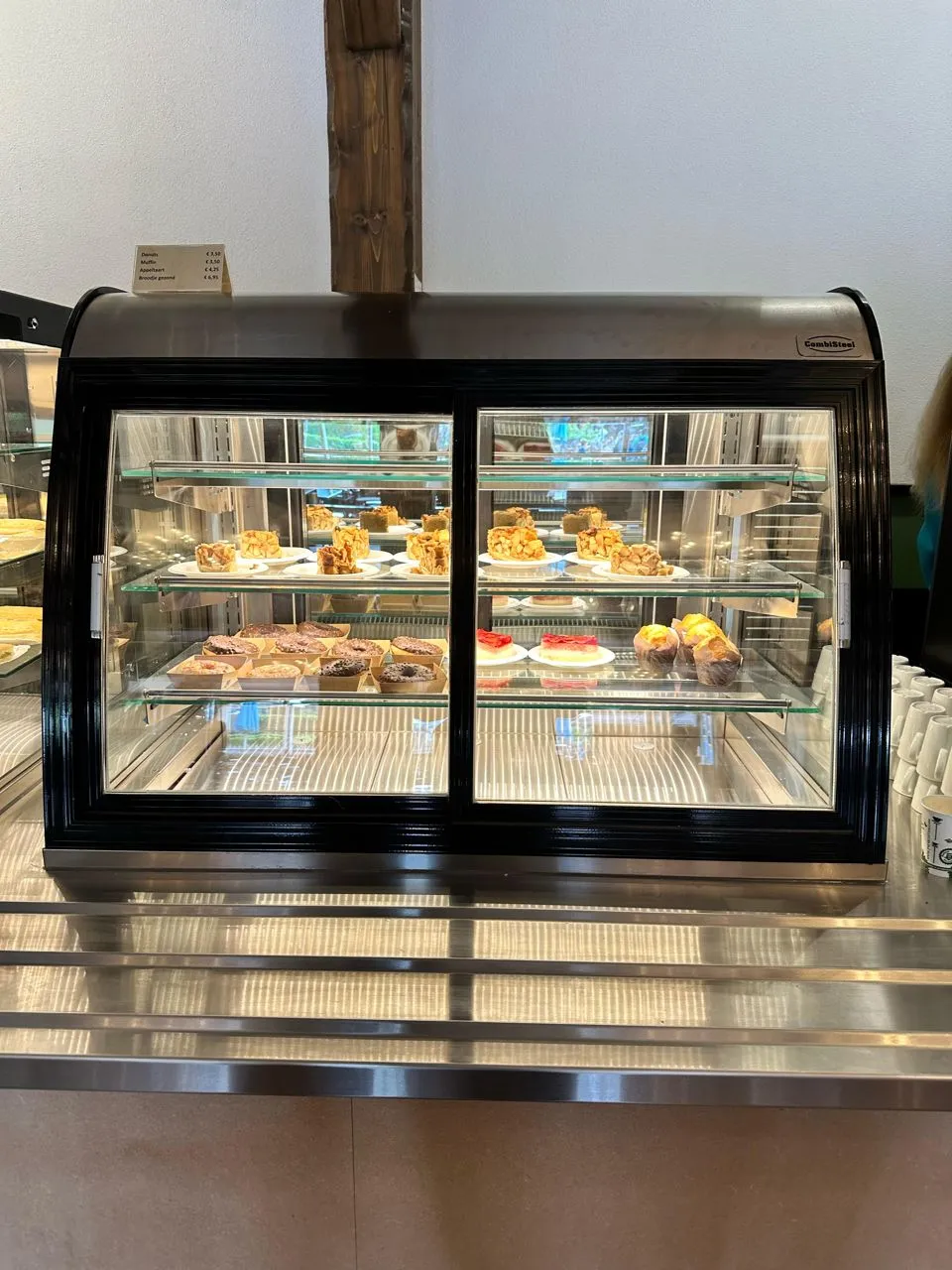 Gekoelde vitrine met vers gebak, geleverd door Horé-Plaza bij Drievliet