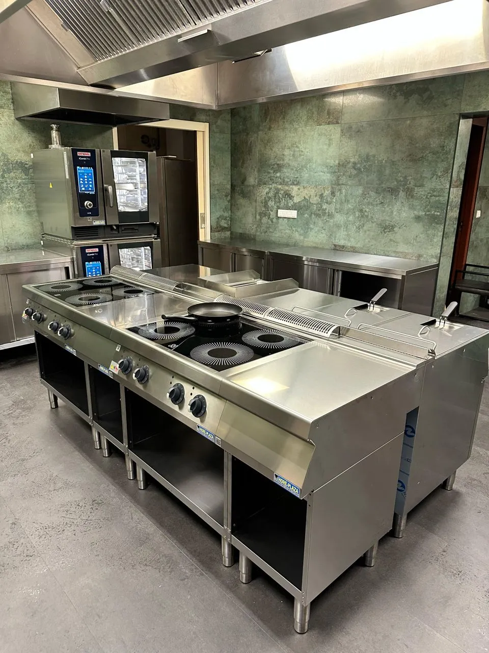 Professionele kooksuite met fornuizen en wokbranders, geïnstalleerd bij KOCO