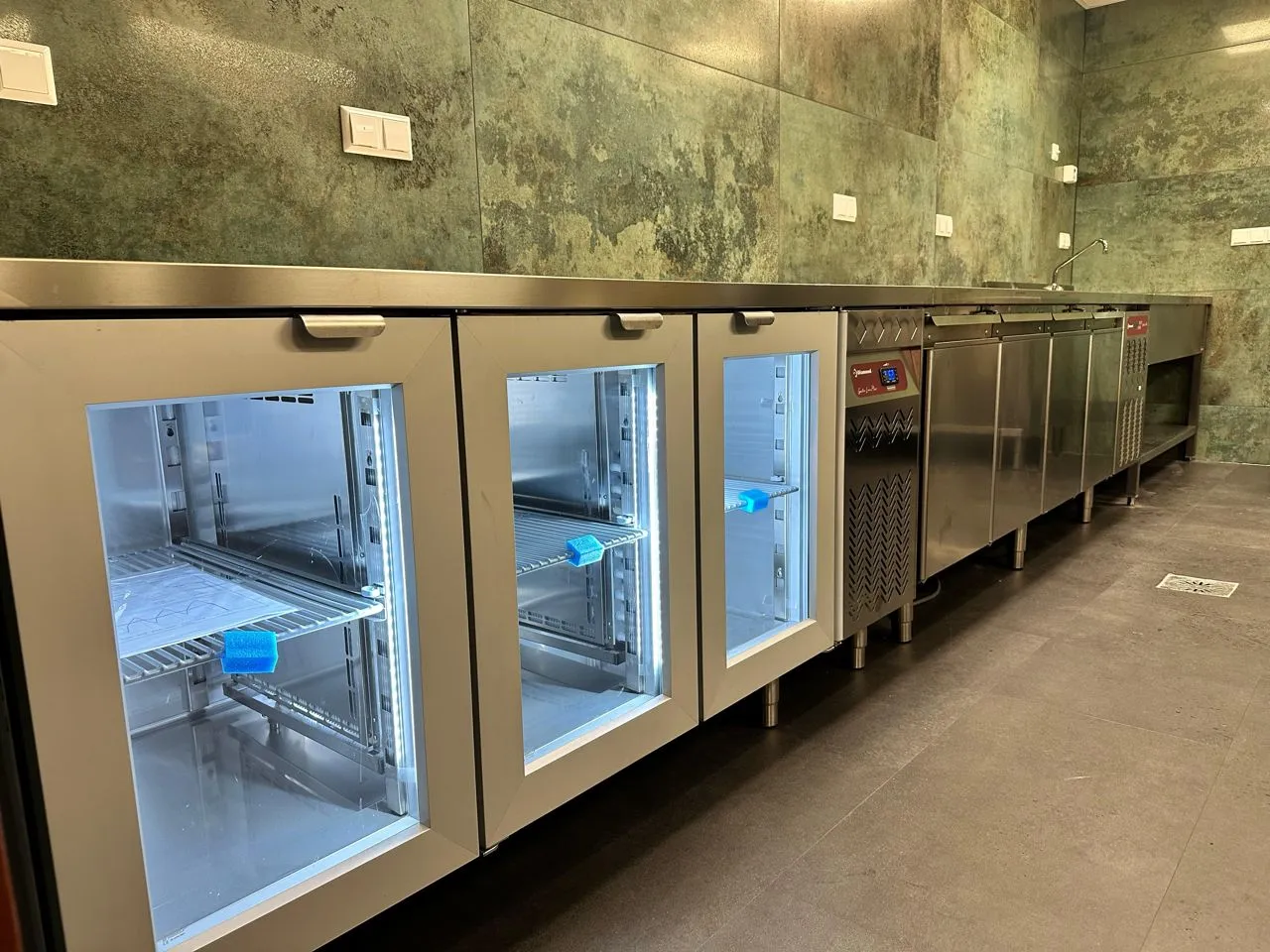 Rij koelwerkbanken met glasdeuren, geïnstalleerd door Horé-Plaza bij KOCO