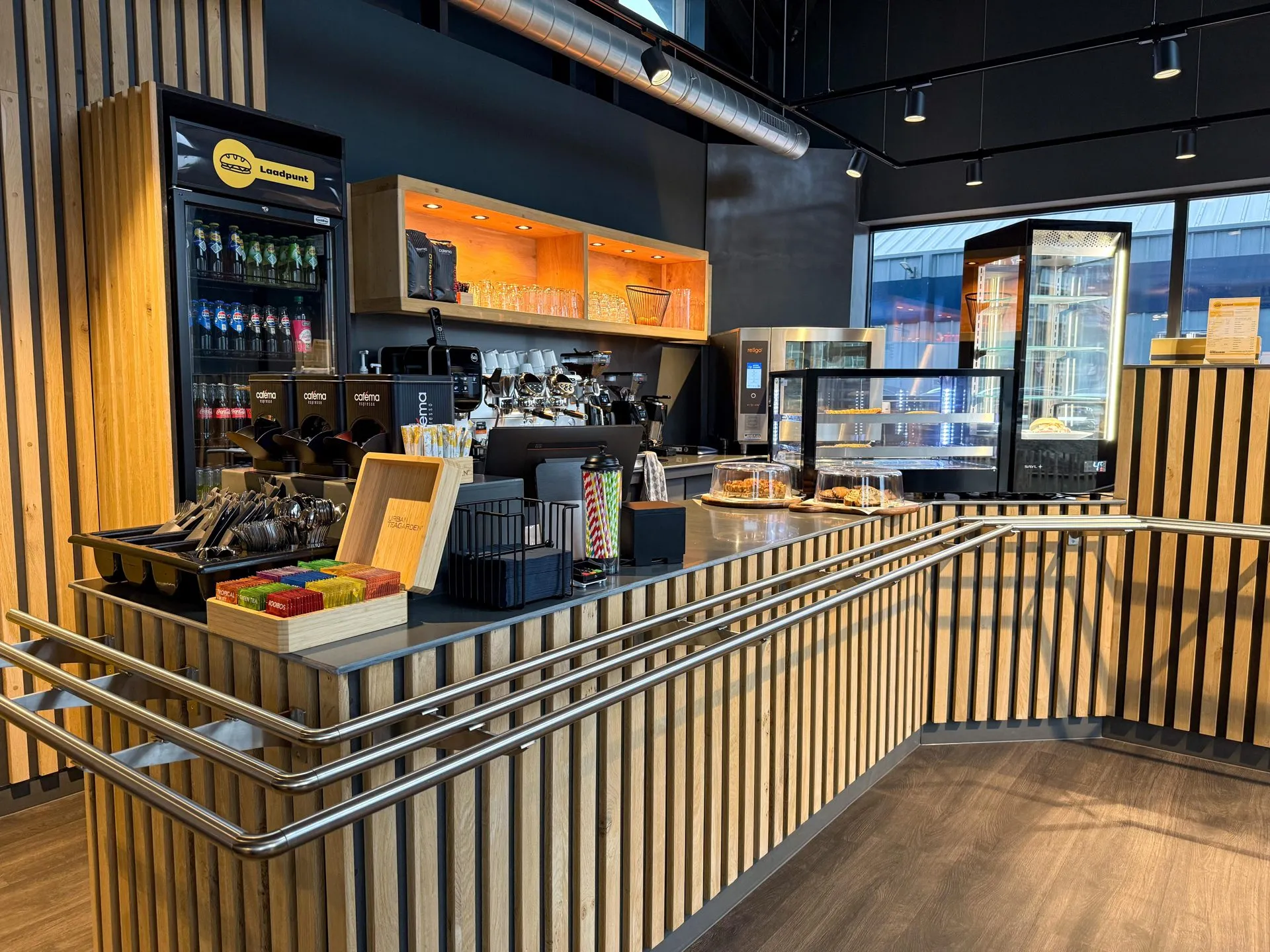 Koffiecorner van Laadpunt met espressomachine, vitrines en koeling