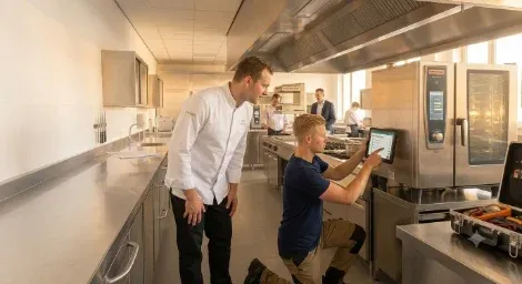 Monteur test en stelt horeca-apparatuur in bedrijf
